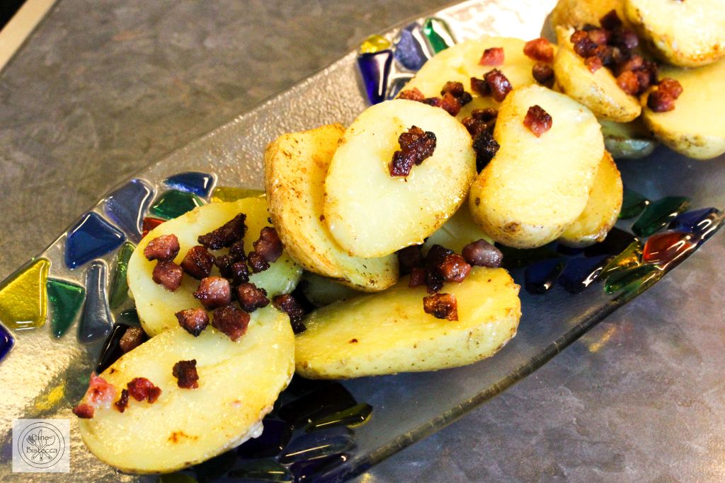 Gebratene Kartoffelhälften mit Speck