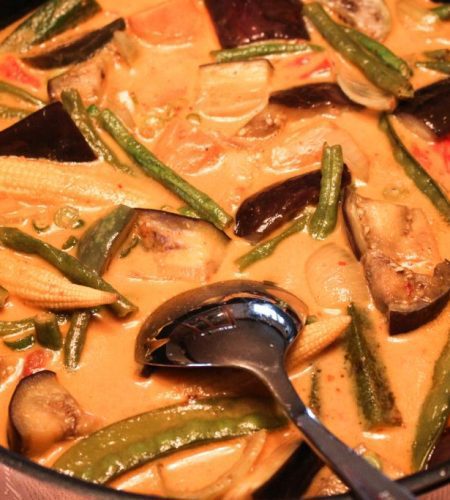 Thai Süsskartoffel und Gemüse Curry, ein typisches Street Food aus Thailand – Thai Sweet Potato and Vegetable Curry
