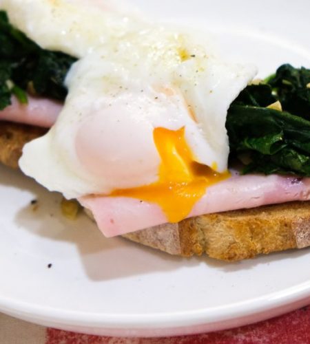 Spinat-Brot mit Schinken und pochiertem Ei – Spinach Bread with Ham and poached Egg
