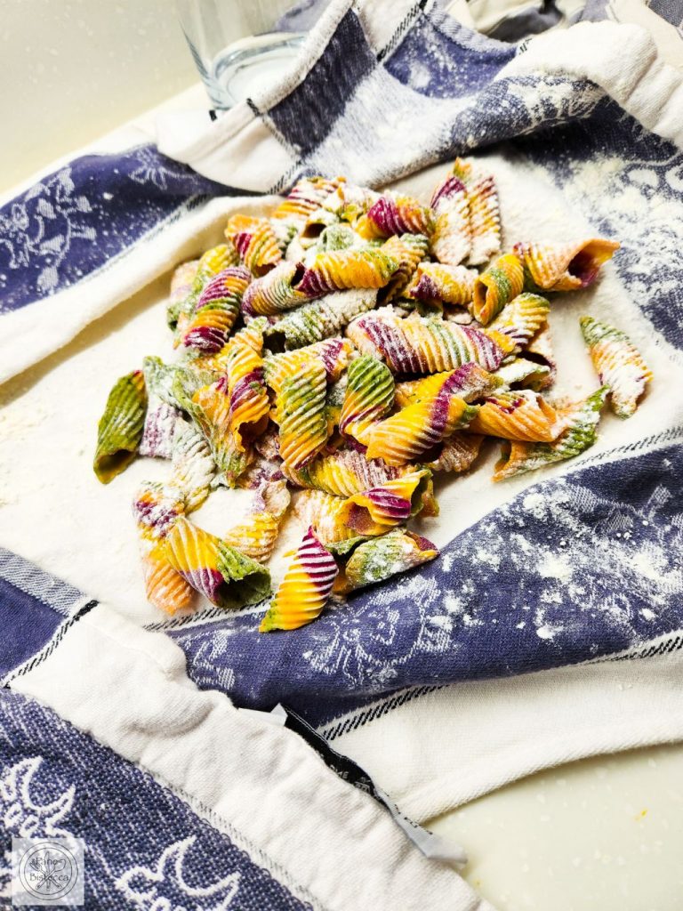 Selbstgemachte Regenbogen Pasta