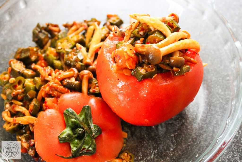 Okra und Pilz gefüllte Tomaten