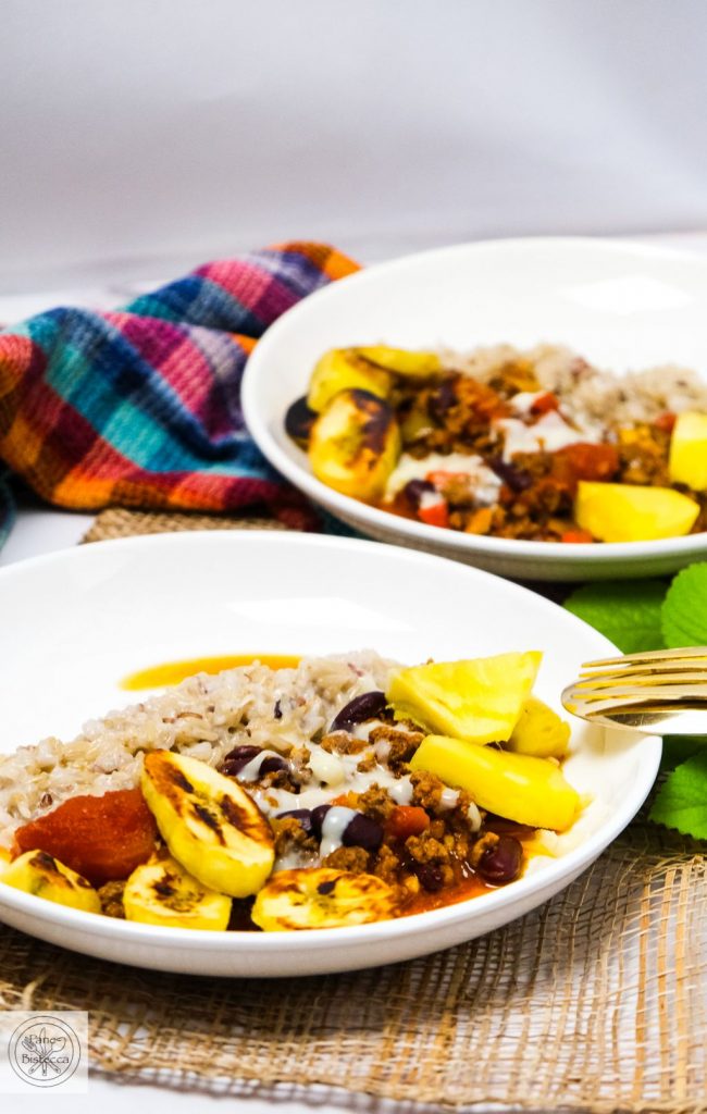 Jamaikanisches Chili con Carne mit Kokosnuss-Reis und gebratenen Bananen