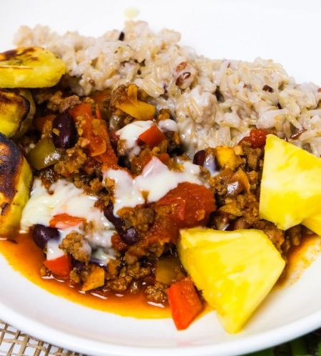Jamaikanisches Chili con Carne mit Kokosnuss-Reis und gebratenen Bananen – Jamaican Chili con Carne with Coconut Rice and fried Bananas