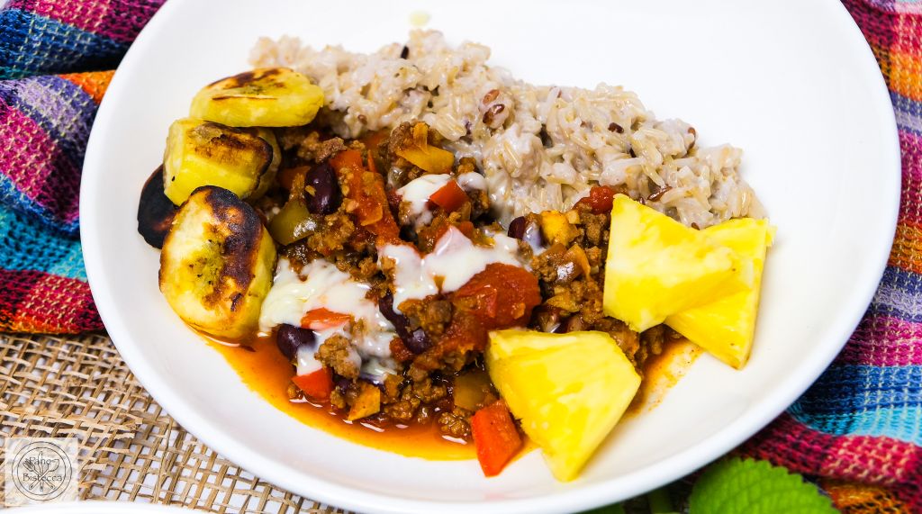 Jamaikanisches Chili con Carne mit Kokosnuss-Reis und gebratenen Bananen
