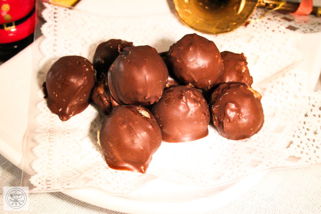 Chocolate Pralines with Cookie leftovers