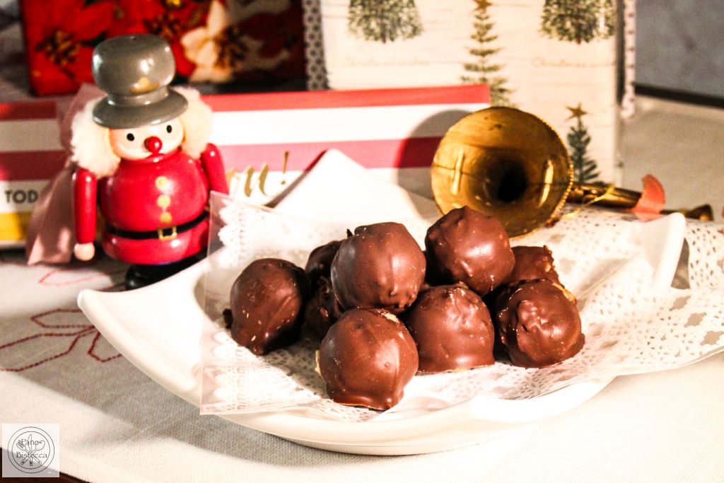 Chocolate Pralines with Cookie leftovers