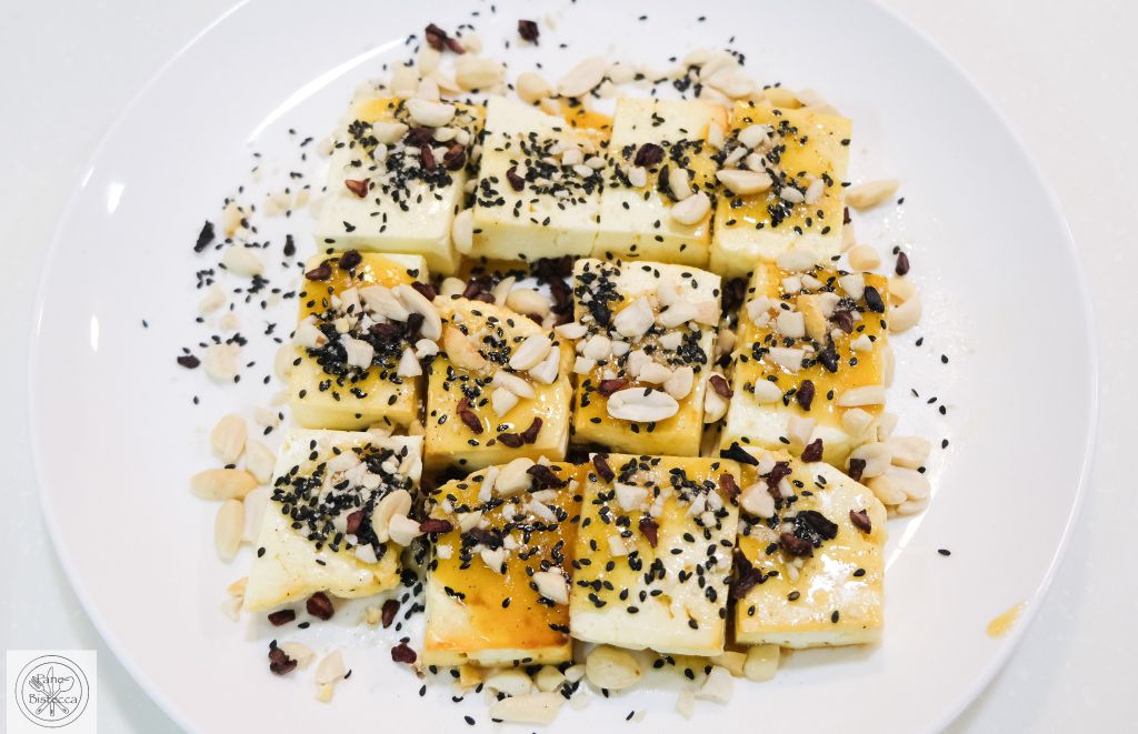 Gerösteter Halloumi mit Erdnüssen Sesam und Honig