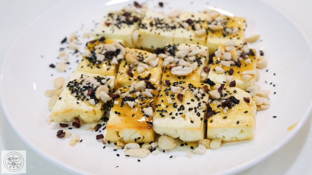 Gerösteter Halloumi mit Erdnüssen Sesam und Honig