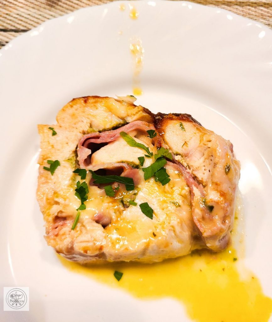 Hühner Rollbraten mit Bärlauch Pesto Schinken und Käse