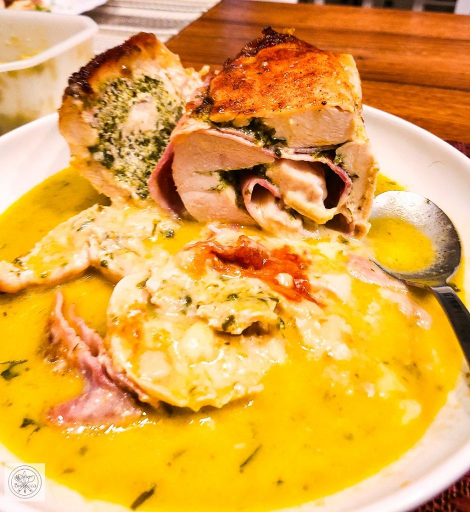 Hühner Rollbraten mit Bärlauch Pesto Schinken und Käse