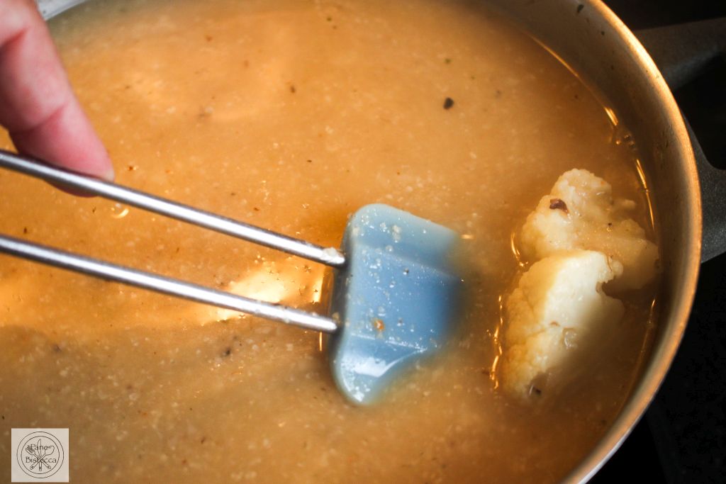 Geröstete Blumenkohlsuppe mit Basilikum und Zitrone