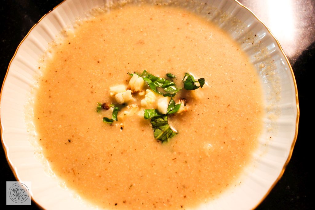 Geröstete Blumenkohlsuppe mit Basilikum und Zitrone