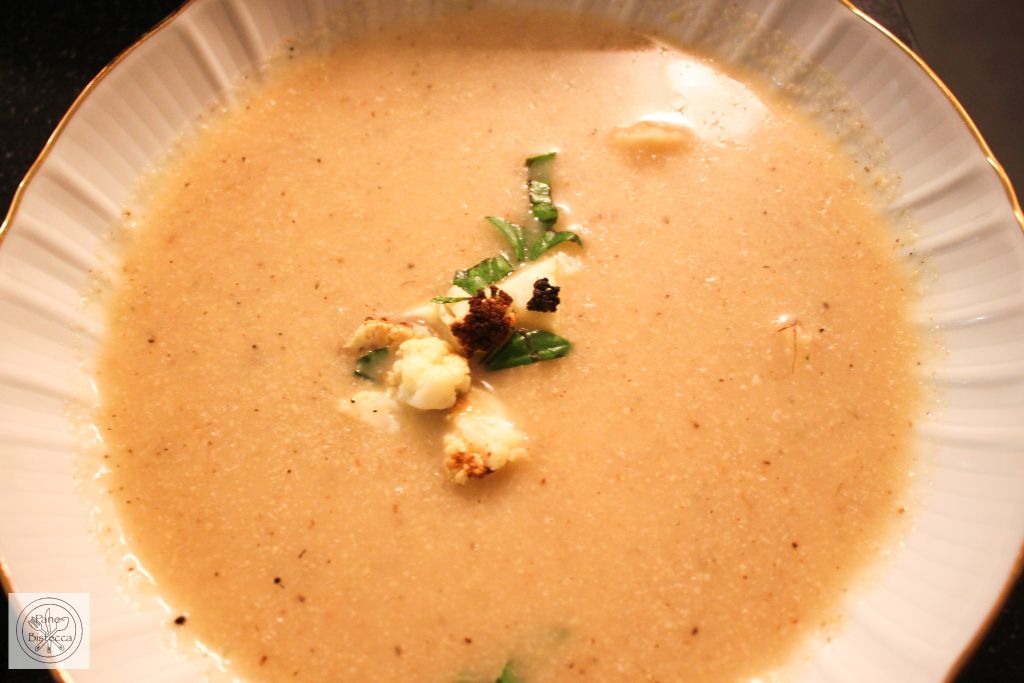 Geröstete Blumenkohlsuppe mit Basilikum und Zitrone