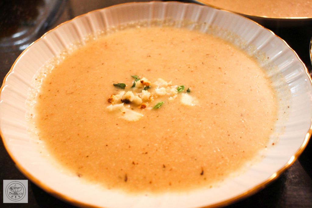 Geröstete Blumenkohlsuppe mit Basilikum und Zitrone