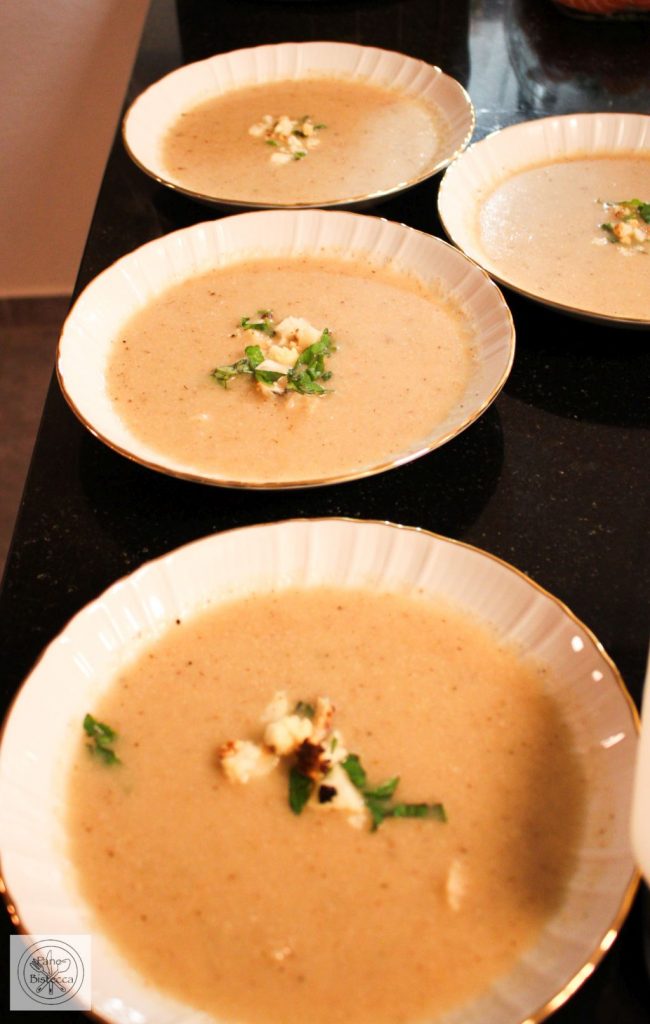 Geröstete Blumenkohlsuppe mit Basilikum und Zitrone