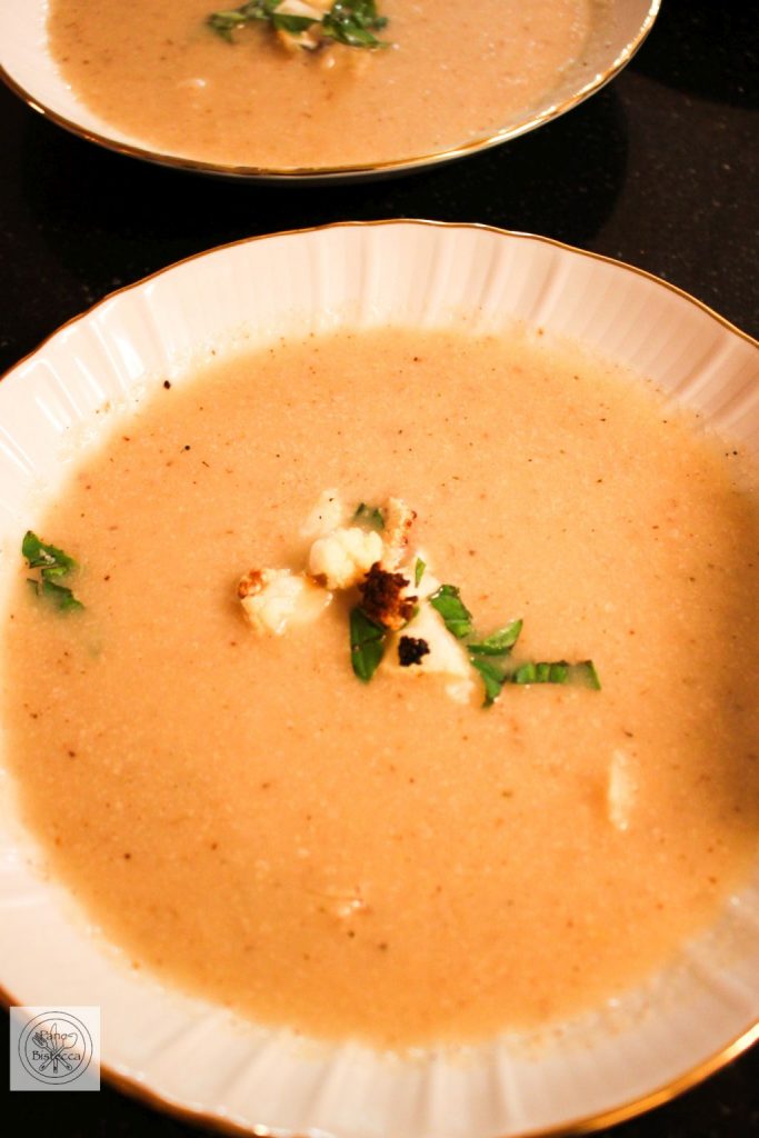 Geröstete Blumenkohlsuppe mit Basilikum und Zitrone 