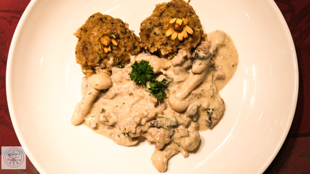 Ruchbrot-Knödel mit Pilz-Hackfleisch Sauce