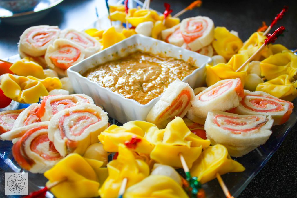 Tortellini Spiesschen mit Sauerrahm-Pesto Dip