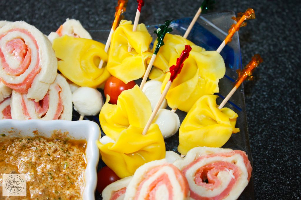 Tortellini Spiesschen mit Sauerrahm-Pesto Dip