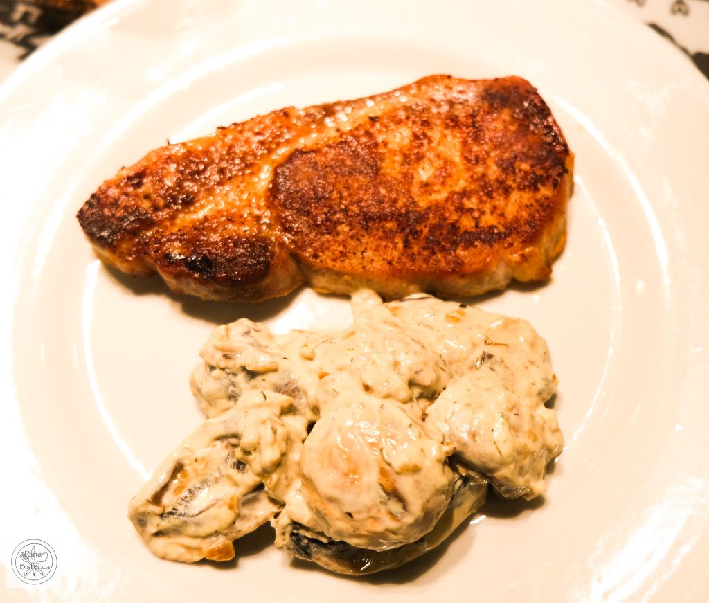 Schweinesteak mit cremigen Knoblauchpilzen