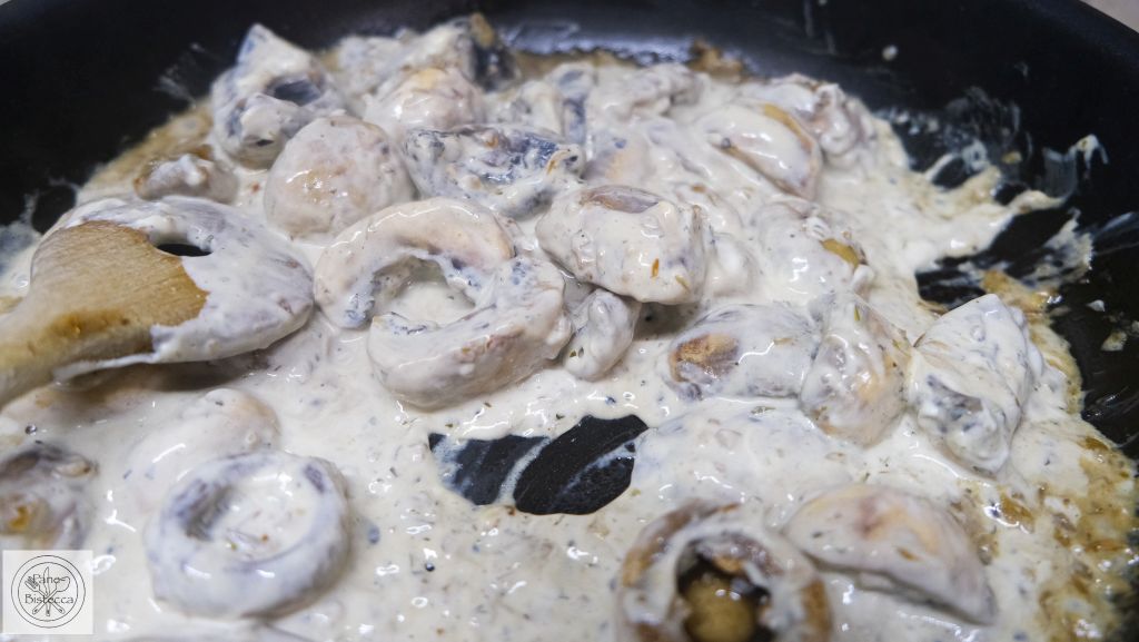 Schweinesteak mit cremigen Knoblauchpilzen