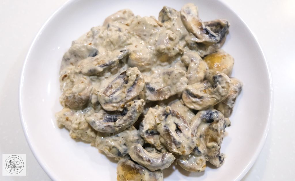 Schweinesteak mit cremigen Knoblauchpilzen