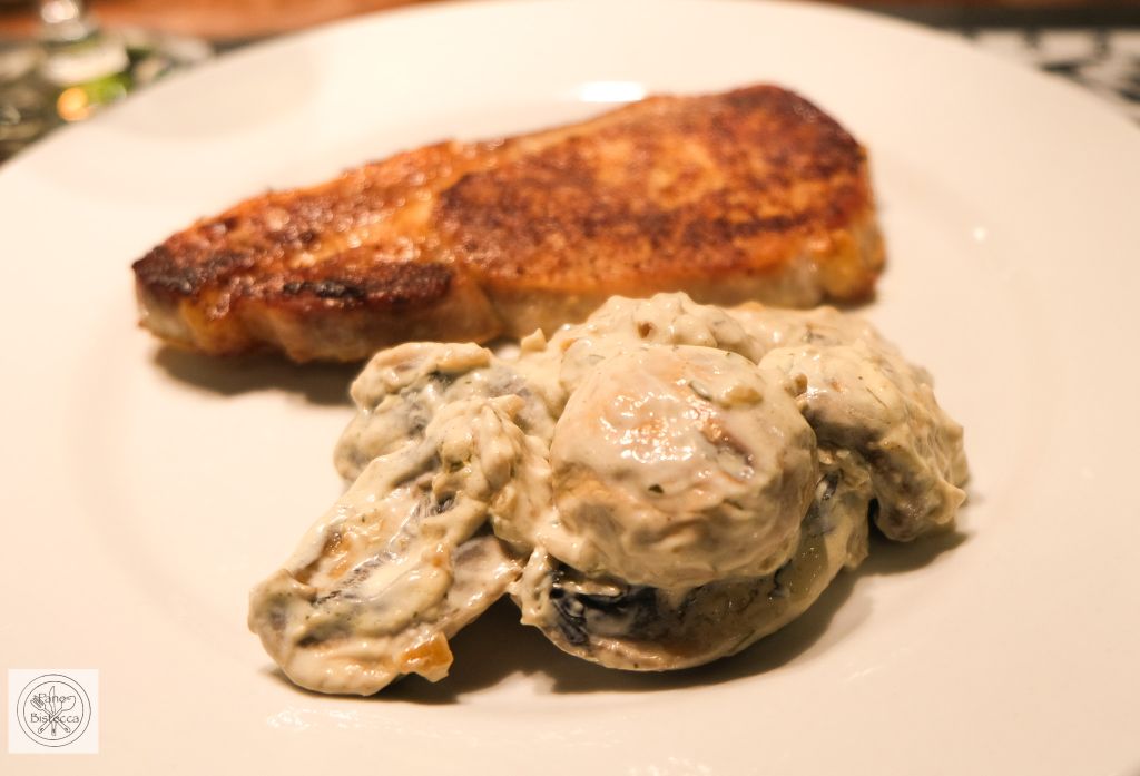 Schweinesteak mit cremigen Knoblauchpilzen