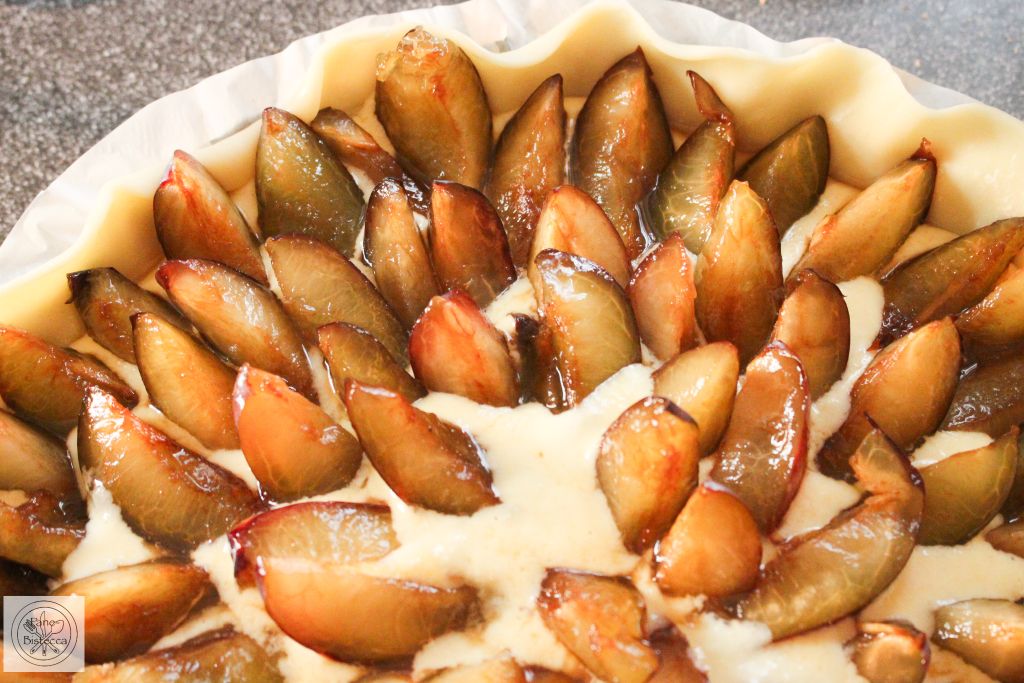 Pflaumenkuchen mit Mandelbaiser-Tupfen