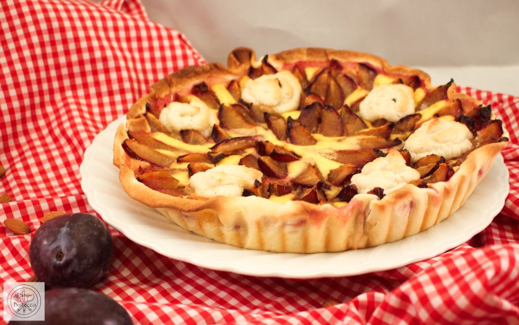 Pflaumenkuchen mit Mandelbaiser-Tupfen