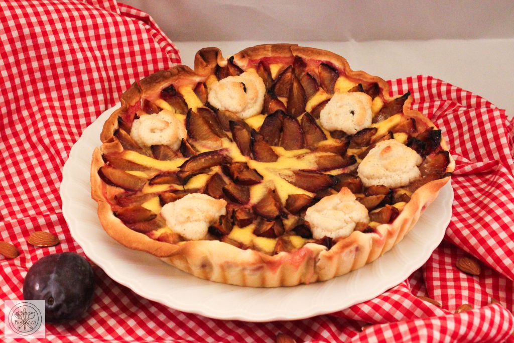 Pflaumenkuchen mit Mandelbaiser-Tupfen