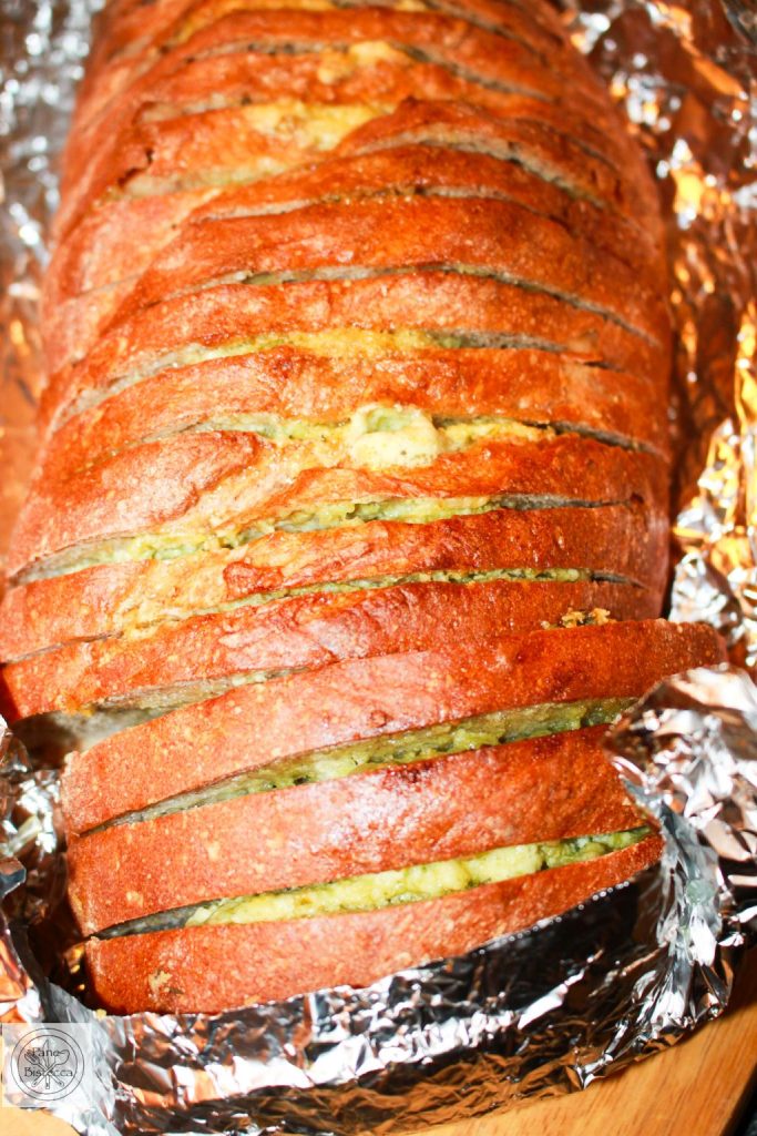 Selbstgemachtes Kräuter - Käse Brot