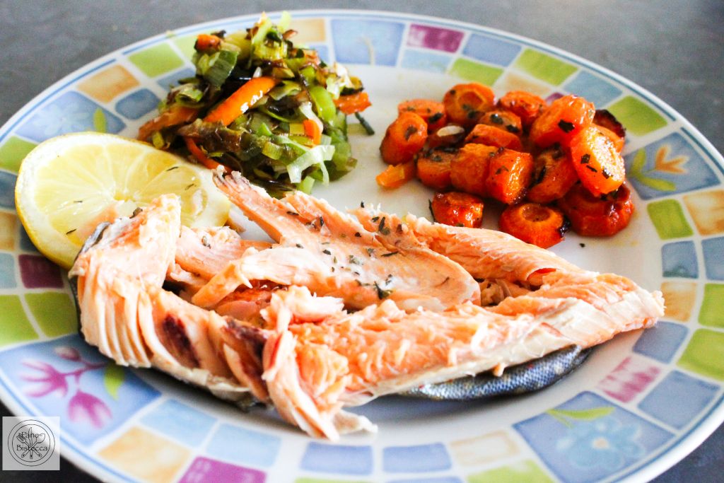 Saibling mit Lauch und Karotten