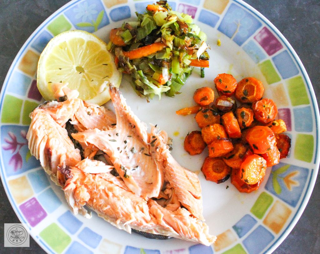 Saibling mit Lauch und Karotten