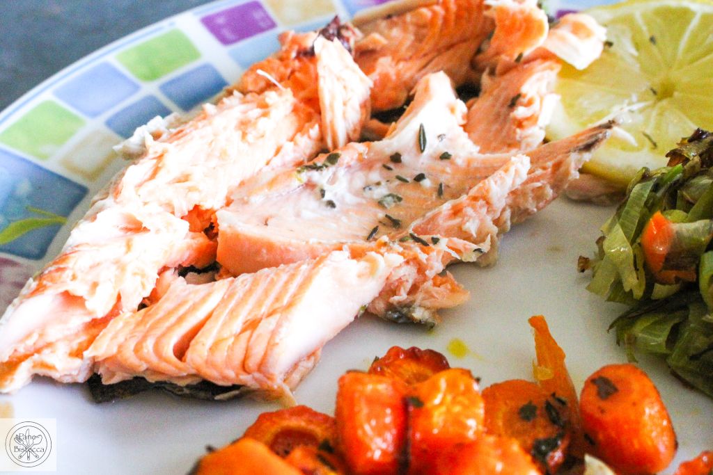 Saibling mit Lauch und Karotten