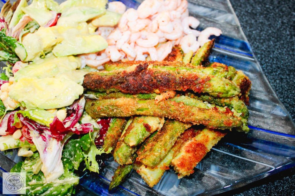 Panierter Spargel mit Salat und Garnelen