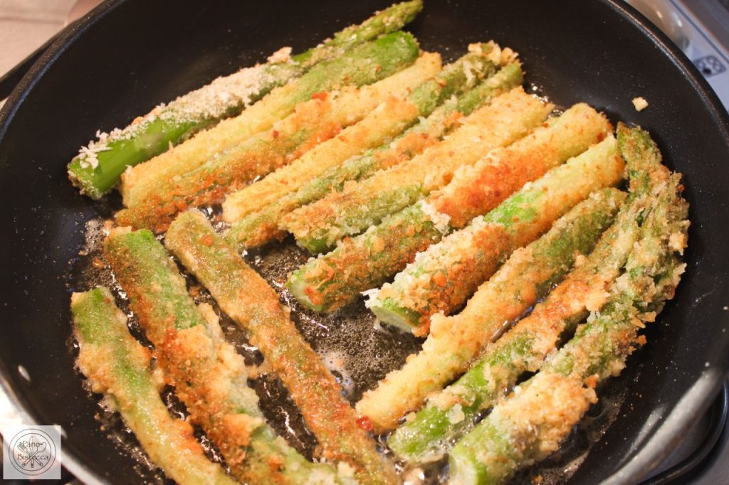 Panierter Spargel mit Salat und Garnelen