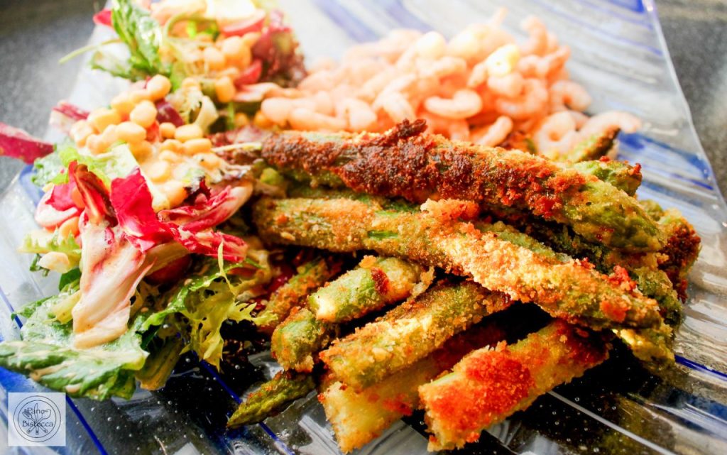 Panierter Spargel mit Salat und Garnelen