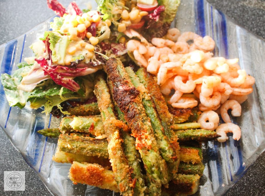 Panierter Spargel mit Salat und Garnelen