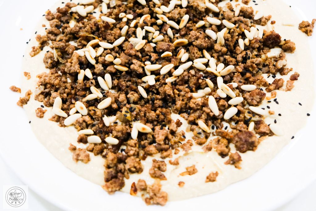 Hummus Dip mit Hackfleisch und Pinienkernen
