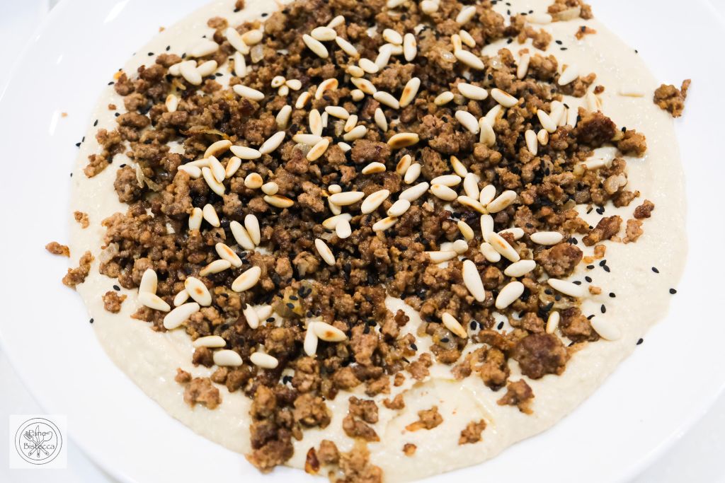 Hummus Dip mit Hackfleisch und Pinienkernen