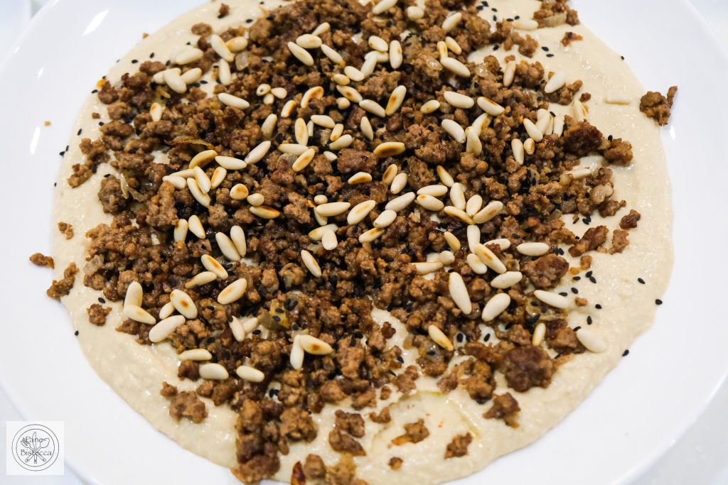 Hummus Dip mit Hackfleisch und Pinienkernen