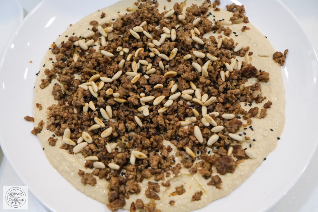 Hummus Dip mit Hackfleisch und Pinienkernen