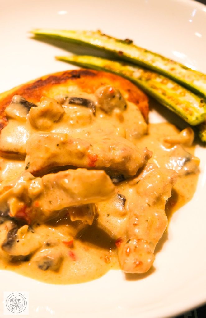 Cremiges Schweinefleisch Geschnetzeltes mit Okra