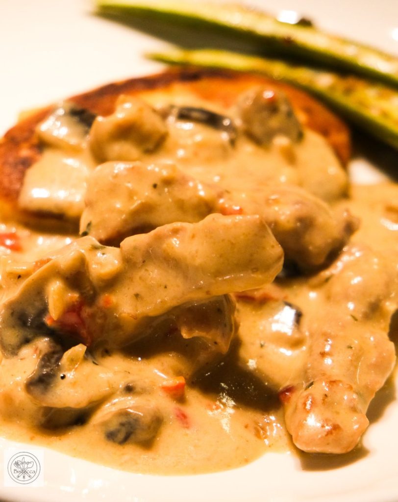 Cremiges Schweinefleisch Geschnetzeltes mit Okra