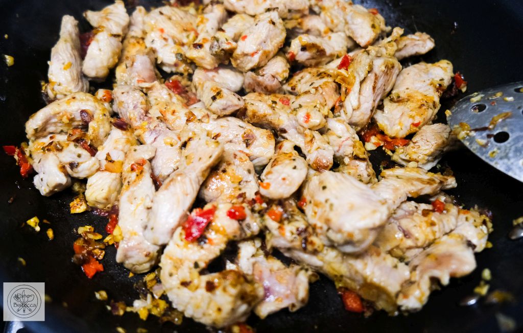 Cremiges Schweinefleisch Geschnetzeltes mit Okra