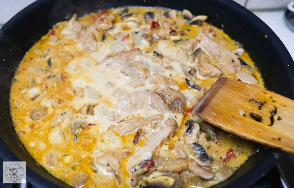 Cremiges Schweinefleisch Geschnetzeltes mit Okra