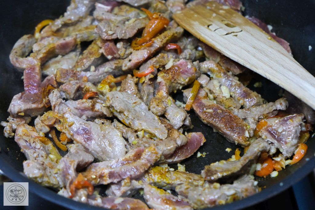 Rindfleischstreifen in Tomaten-Auberginen Sauce