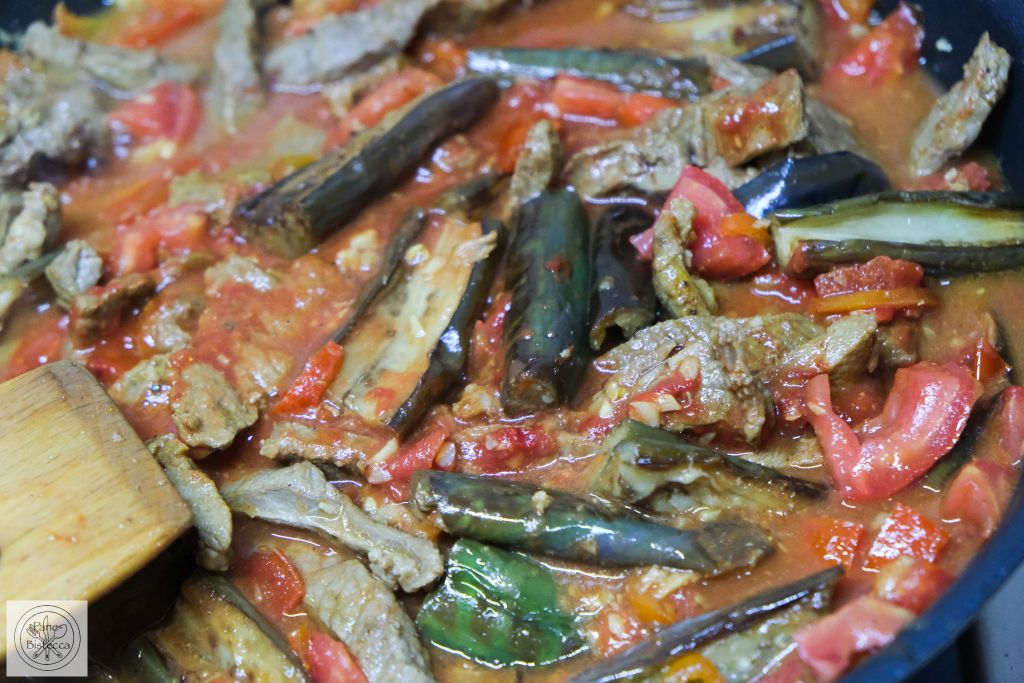 Rindfleischstreifen in Tomaten-Auberginen Sauce