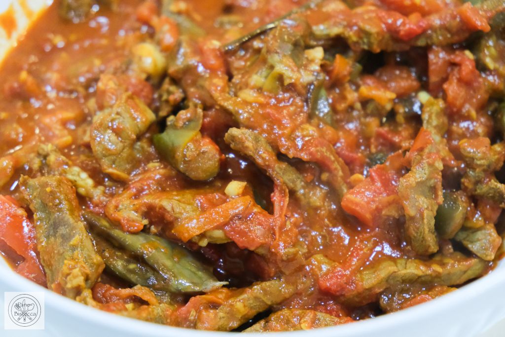 Rindfleischstreifen in Tomaten-Auberginen Sauce