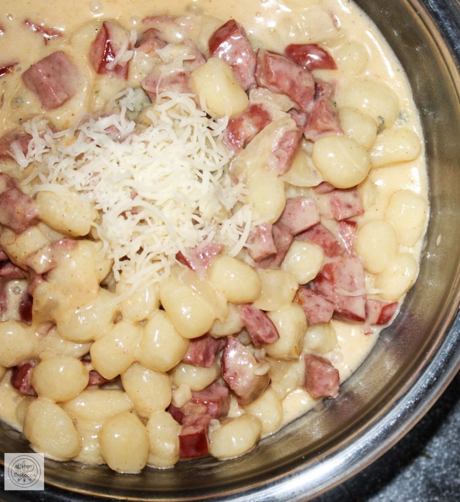 Gnocchi mit Schüblig-Käse Sauce